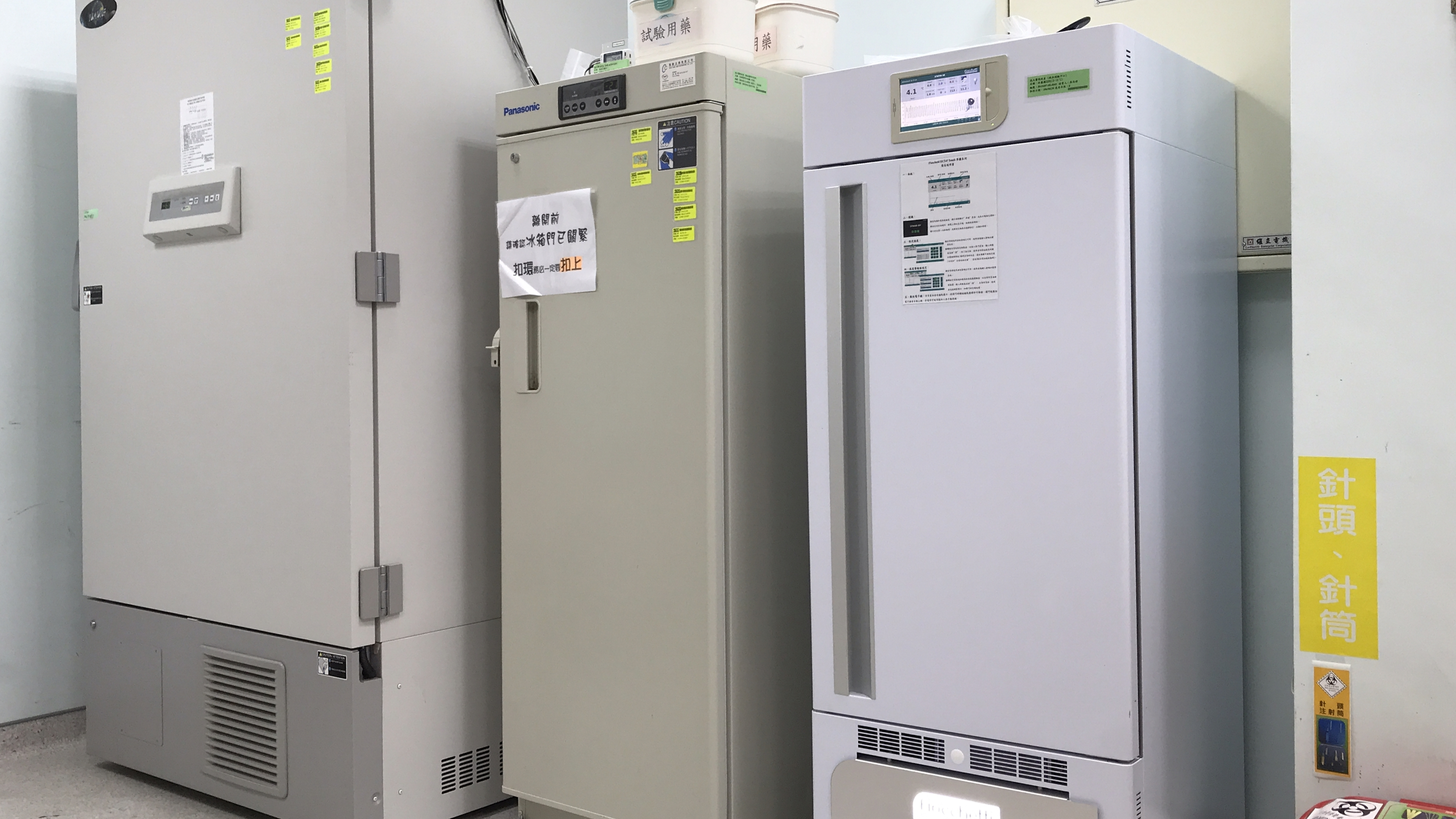 離心機、冷凍櫃及同步時間裝置系統放置處